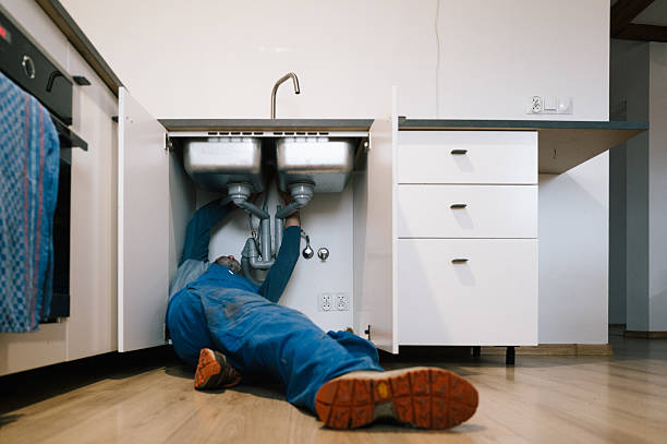 Professional Leak Detection technician working in Warsaw, IL